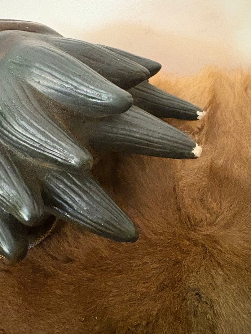 金色と黒色の　鬼の能面　神様　骨董　日本