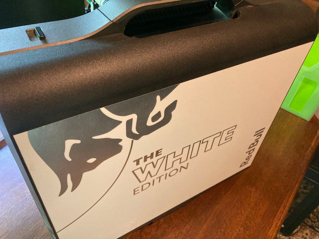 redbull 非売品　ホワイトゲーミングボックス　モニター