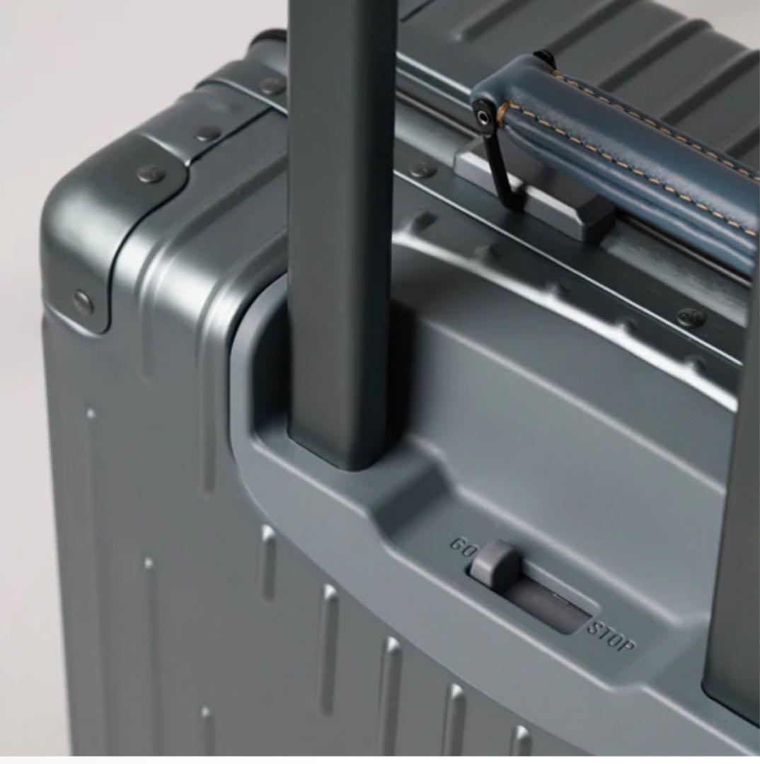 （新品希少）innovator アルミキャリーケース36L新型モデル（グレー系）