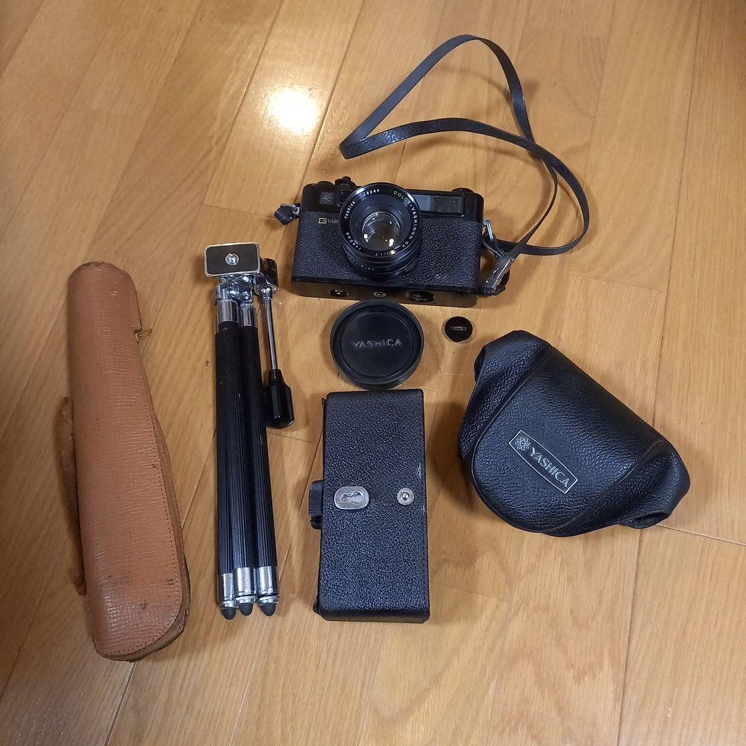 ヤシカの古いフィルムカメラ　付属品有り　　　　　インテリア等にも
