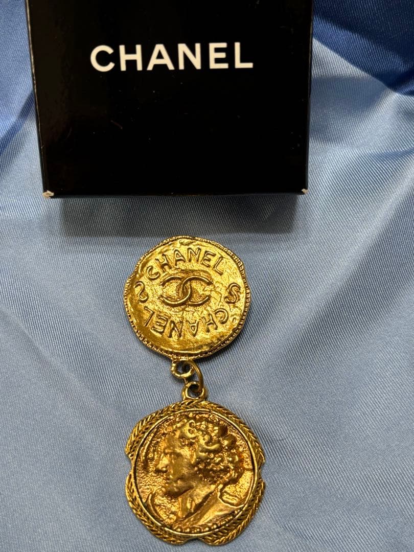 稀少　CHANEL　ブローチ　2連メダル　勲章風　ゴールド