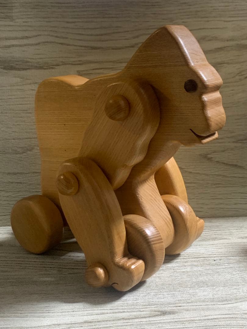 木製ゴリラ　木製の可動式ゴリラ型おもちゃ、置物