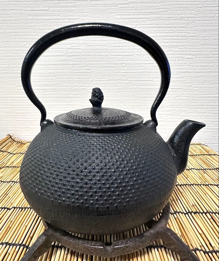 新品、供箱等付属品付　南部運南堂　南部鍋元造　１２型アラレ　南部鉄瓶　南部鉄器