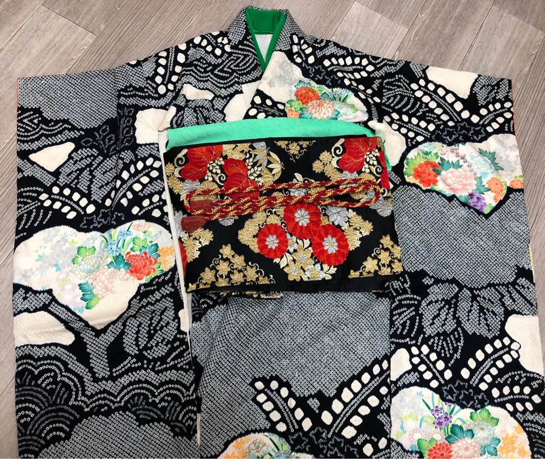振袖 総絞り　着物　帯　セット　モノトーン　絞り　花柄　高級　成人式