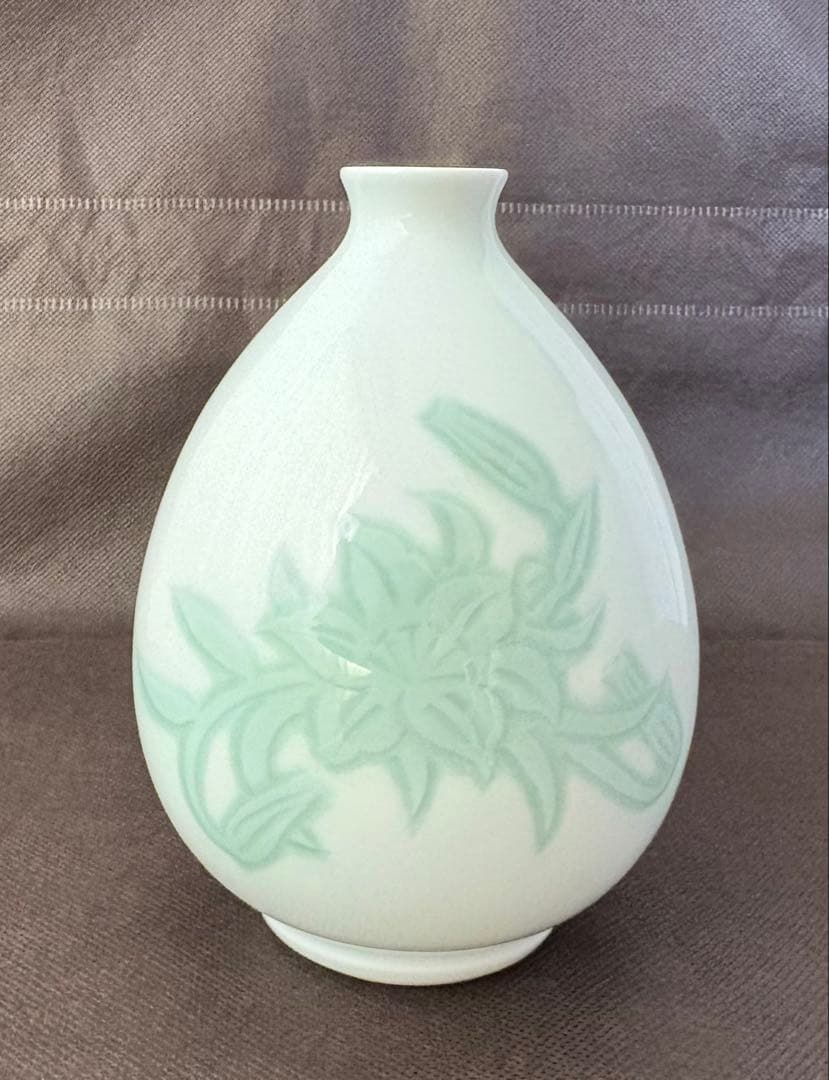 t*y様 『人間国宝 井上萬二』本人作　 　白磁緑釉百合彫文 陶器　徳利・酒器