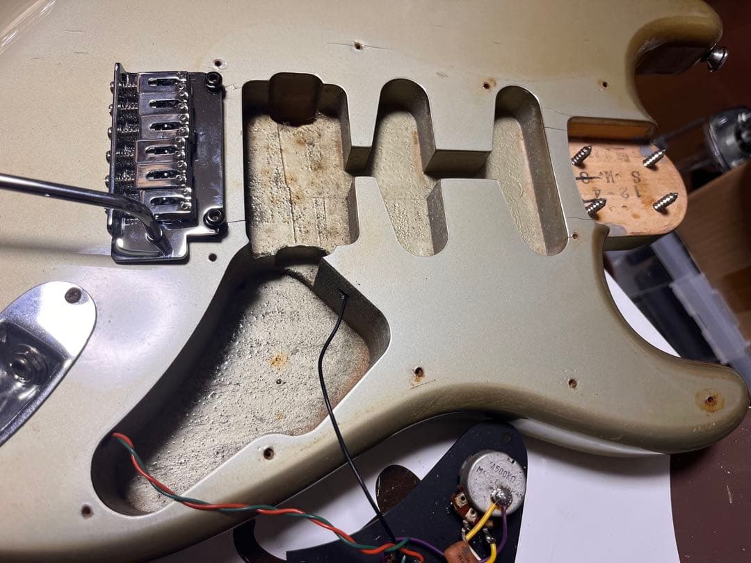 ジャンク！メイビス・ショートスケール・ストラト！加工あり。ハードケース付き！