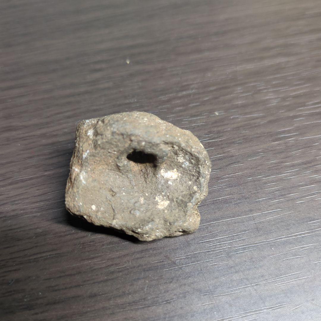 売ってない非売品。激レアの縄文土器上部のフチで穴が空いています