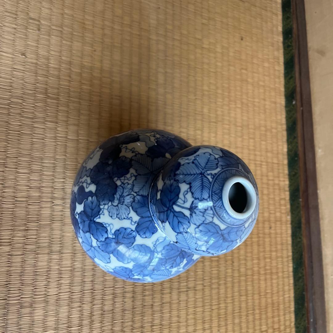 青い花柄の陶器花瓶