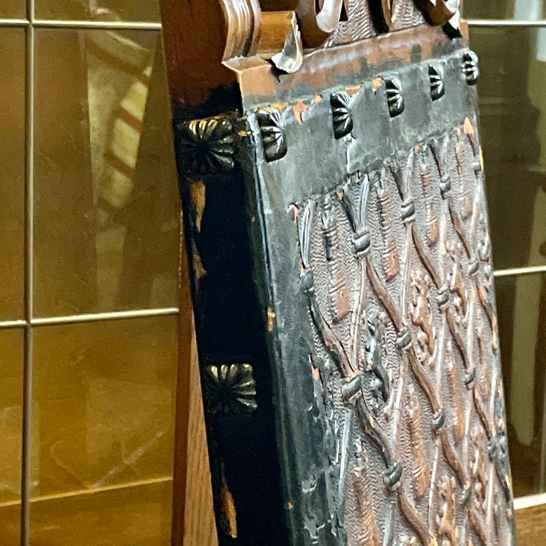 r106 スペイン製 本革型押し 迫力のある力強い印象のアンティークチェア2脚