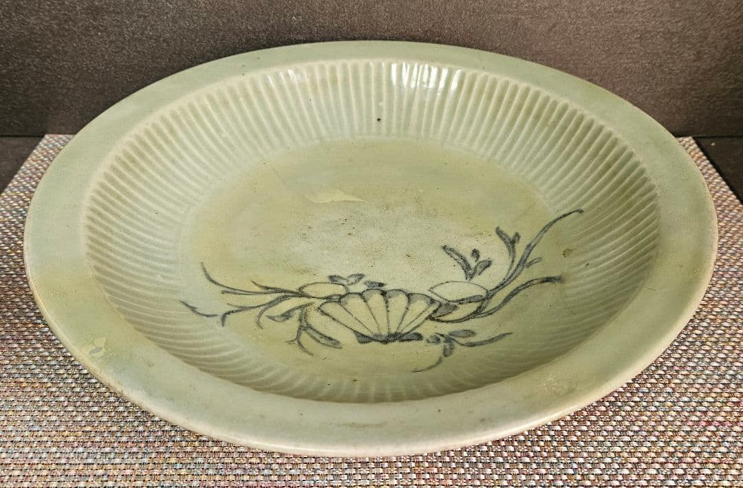 【本物保証❗】名品❗江戸時代初期　 初期伊万里青磁　鎬造　29.8cm三脚大兜鉢