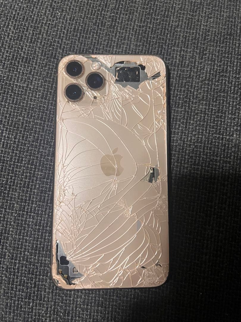 iPhone 11 ゴールド 画面割れ