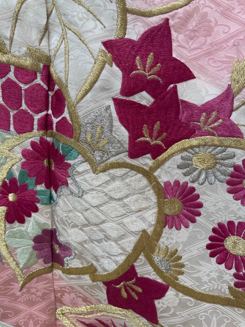 【振袖 】白ピンク 花柄刺繍　アンティーク着物(振袖単品にて出品)