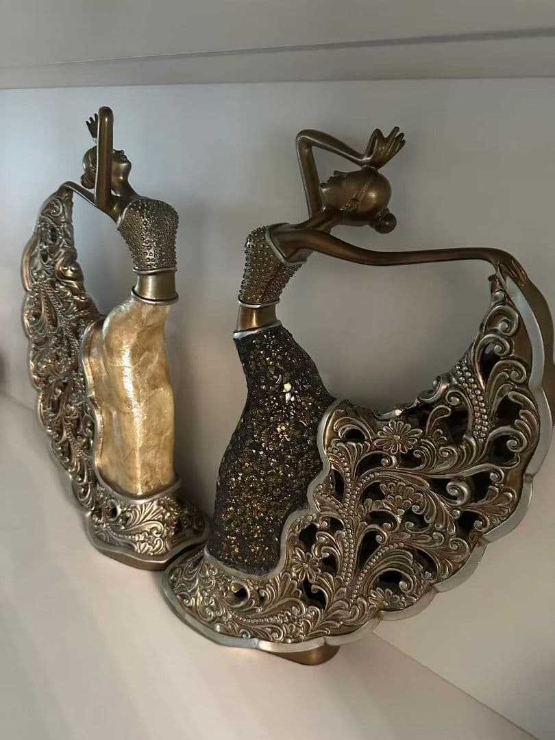 アートデコ風女性像の金属彫刻