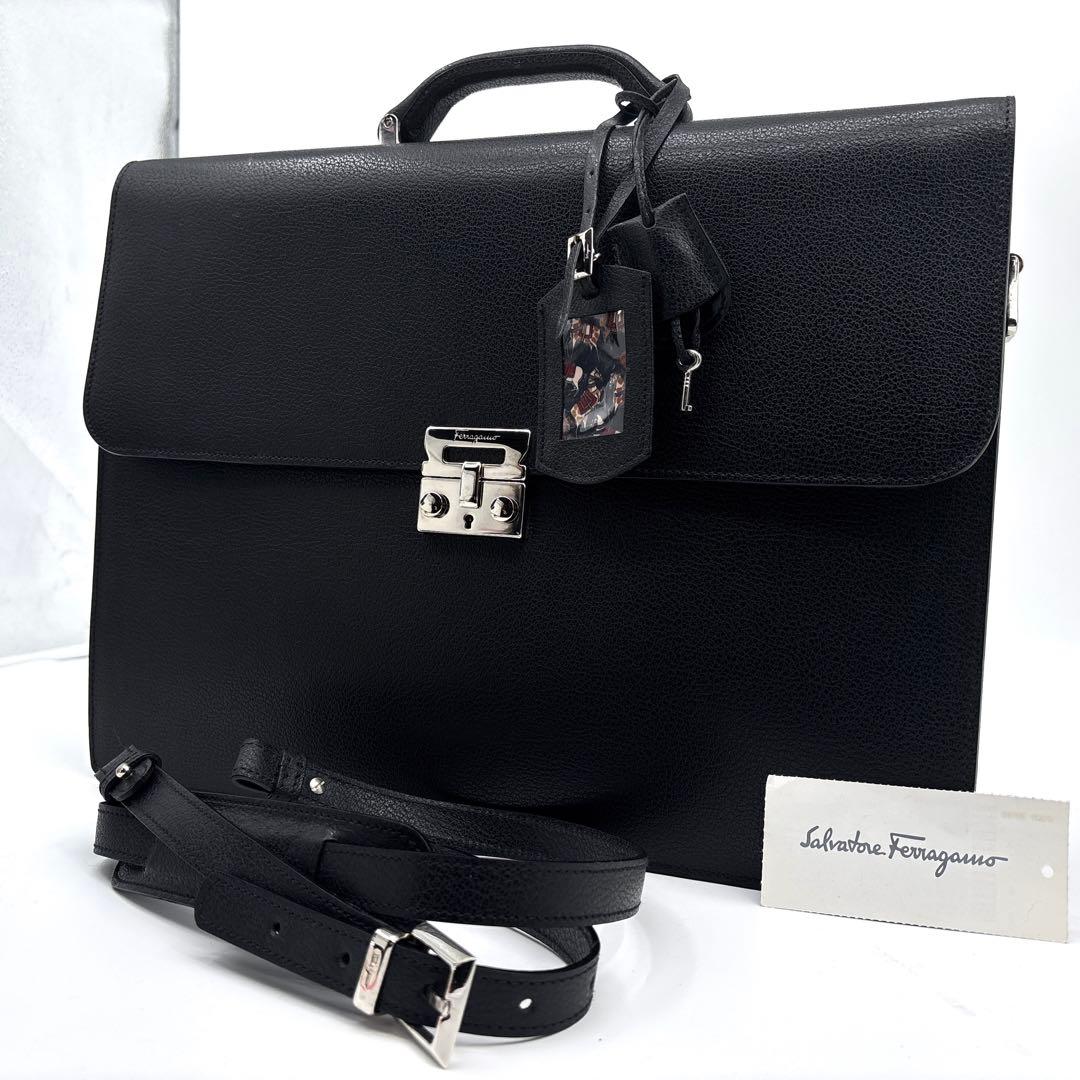 【極美品】フェラガモ　ブリーフケース　ビジネスバッグ　レザー　革　金具　鍵付　黒