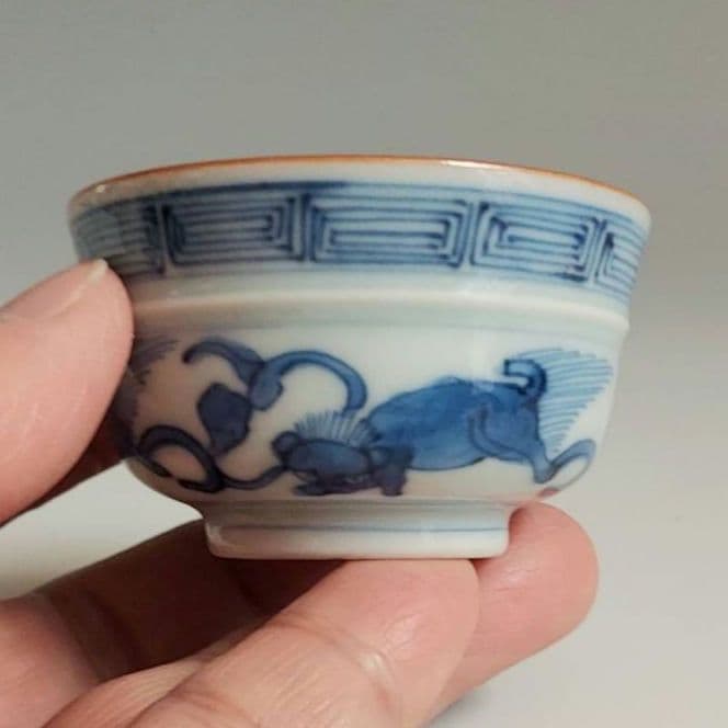 24-1184 高橋道八作　染付け獅子図酒盃(ぐい呑み)