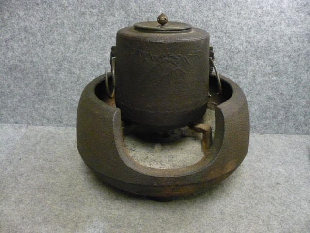 鉄製 竹梅模様 風炉釜 [B31544]