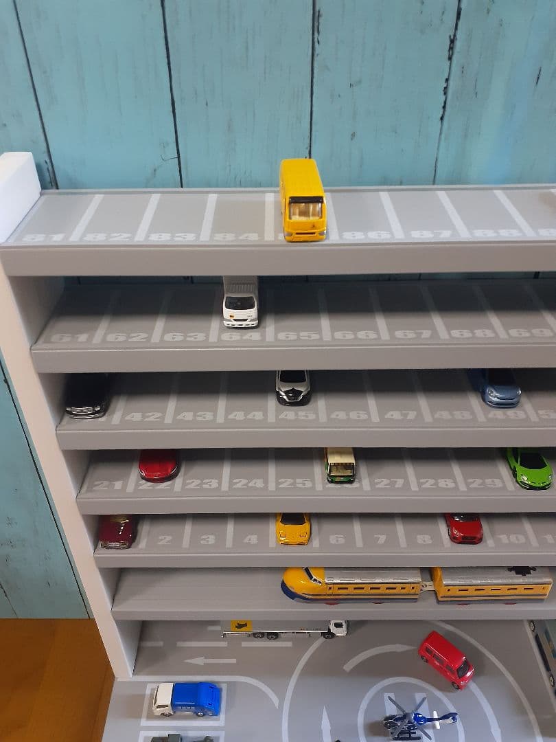 最新版7段トミカプラレール収納棚1枚板仕様ヘリポート付