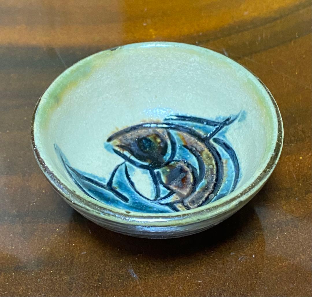 金城次郎 壺屋焼 魚文盃　　ぐい呑　酒呑　酒器　 沖縄　人間国宝
