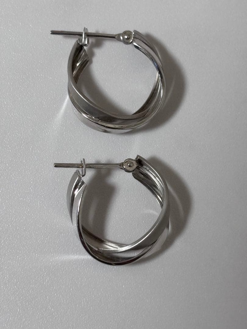 テイクアップ　ヒネリツインフープM　WG ホワイトゴールド K14/K10