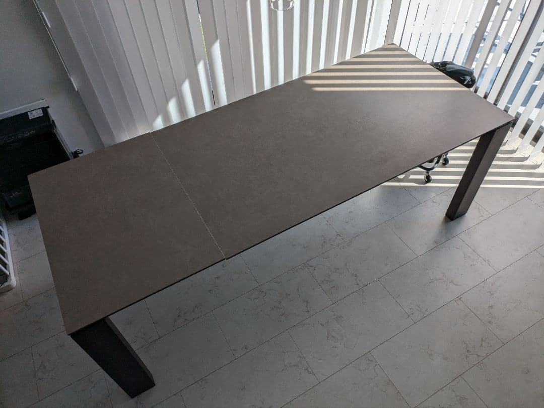 カリガリス オムニア 伸張 セラミック ダイニングテーブル