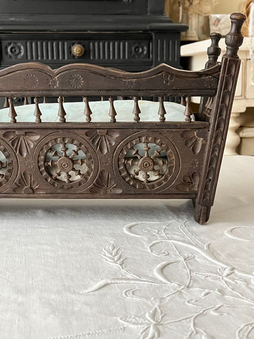 【美品】フランスアンティーク ブルターニュ木製細工 ドール用ベッド[3114]