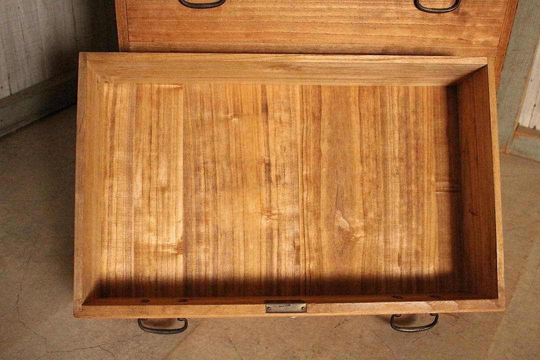 古い小ぶりな木製の引き出し7杯　タンス　チェスト　古家具
