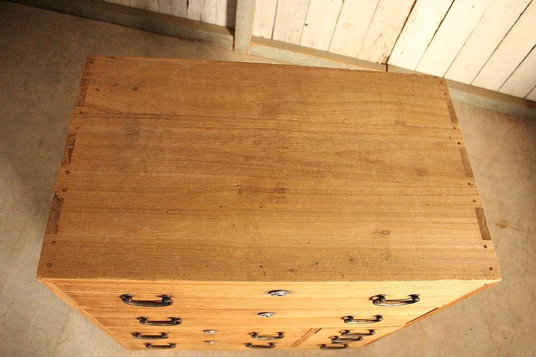 古い小ぶりな木製の引き出し7杯　タンス　チェスト　古家具