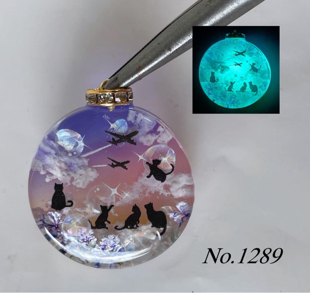 レジン/幻想のお城と親子鹿　蓄光　オルゴナイトネックレス