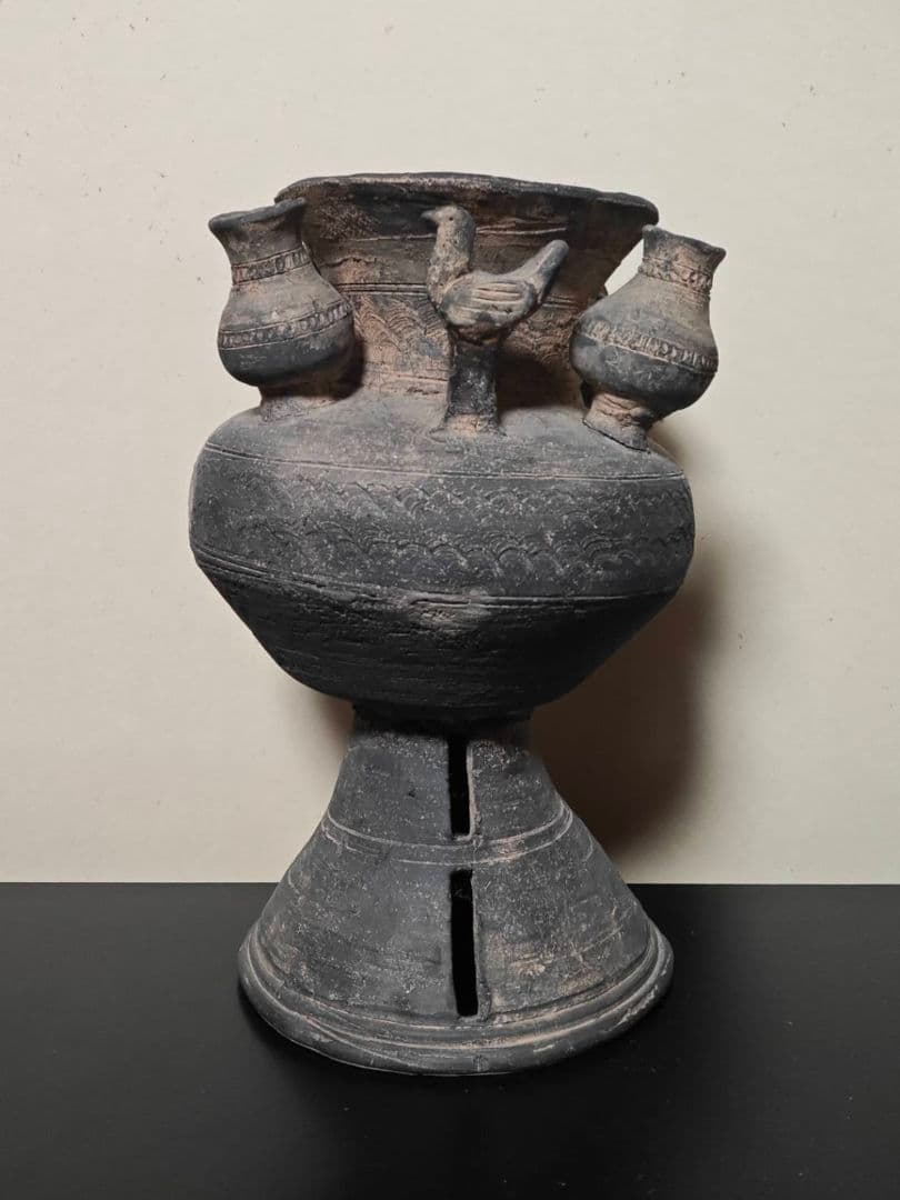 須恵器　装飾付き子持ち台付壺
