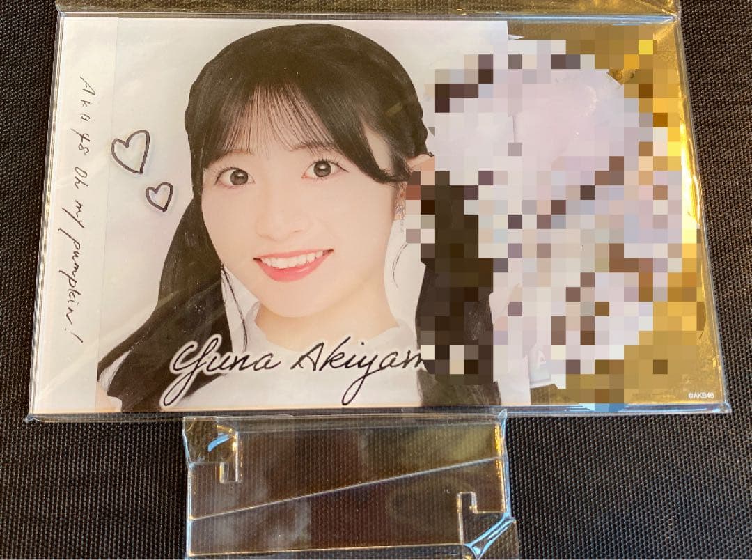 秋山由奈　直筆サイン入りアクリルパネル