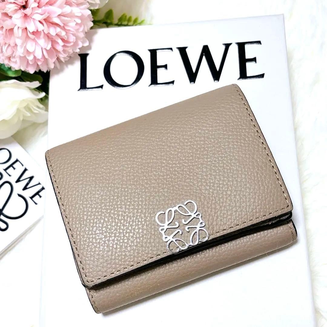 人気カラー✨LOEWE アナグラム トライフォールド ウォレット 三つ折り財布