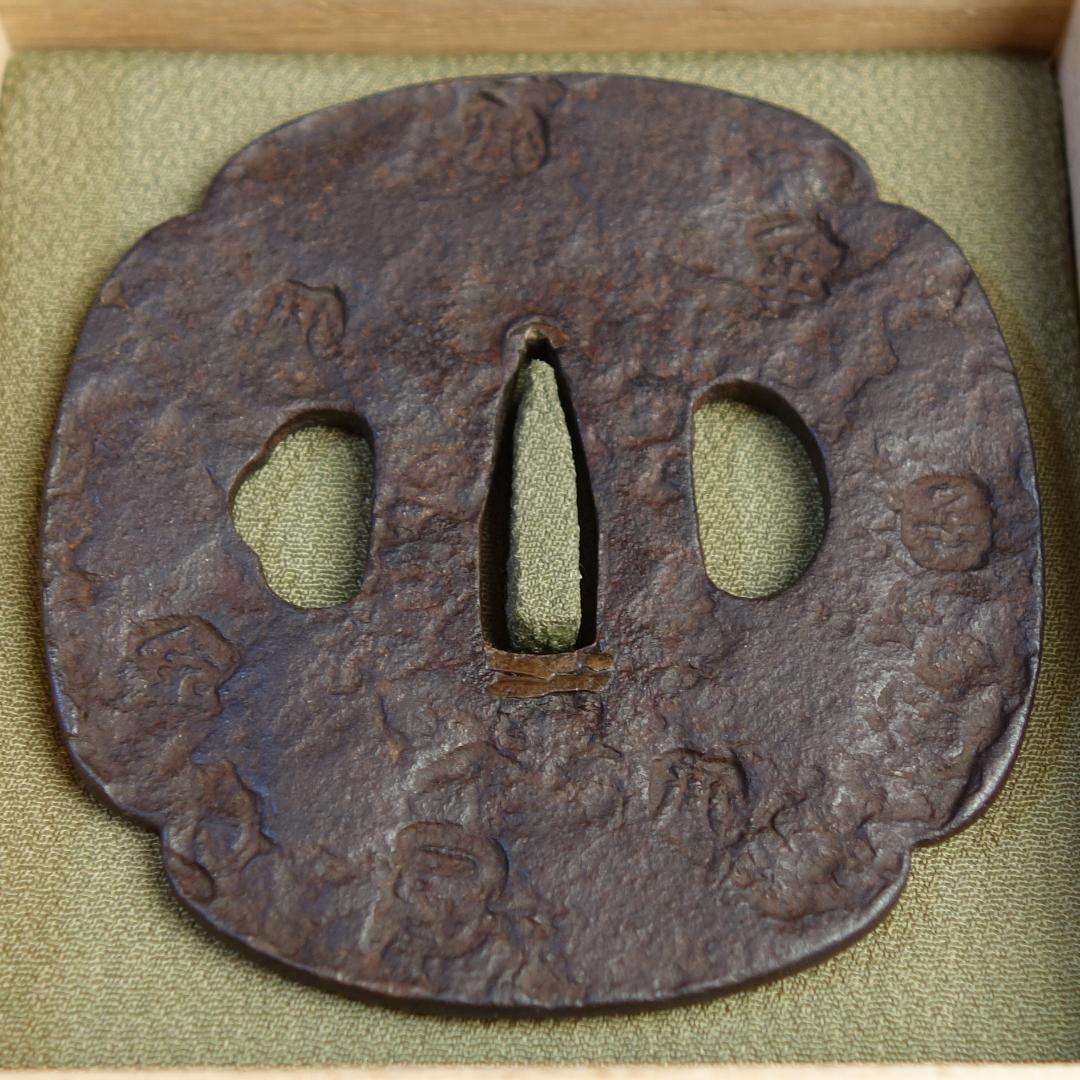 【刻印散図鐔 銘 山城国 天法】(鑑定書有) 鍔 鐔 刀装具 日本刀 武具 骨董