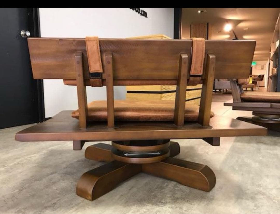 ①ダイニングテーブル