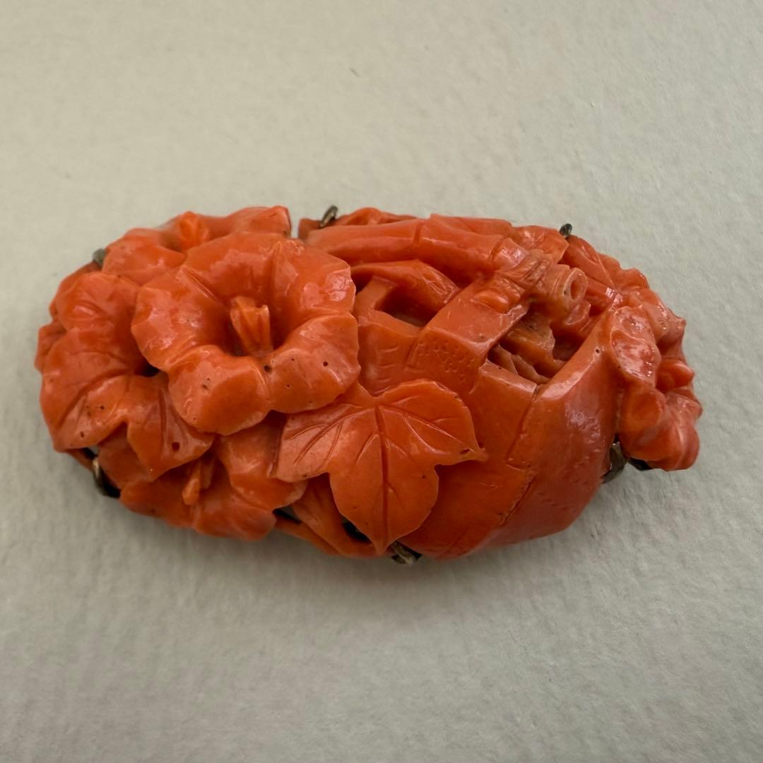 アンティーク珊瑚帯留　花籠　美しい彫り　台は合金