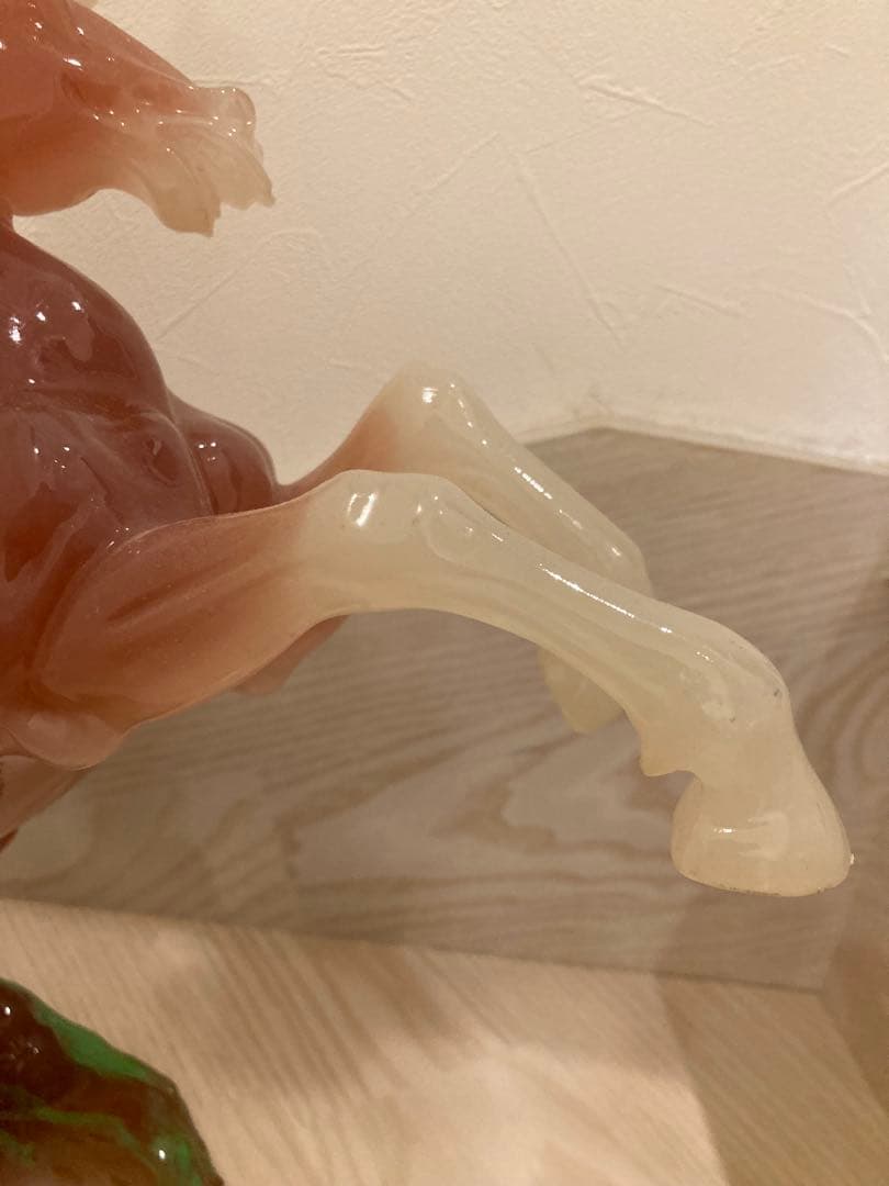 希少　馬の彫刻 赤と緑のグラデーション