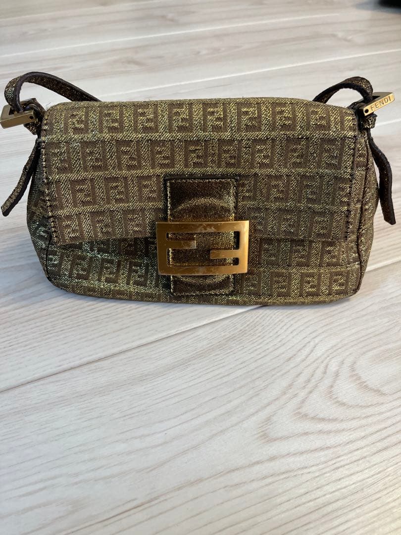 Fendi ロゴ入り ゴールド ハンドバッグ