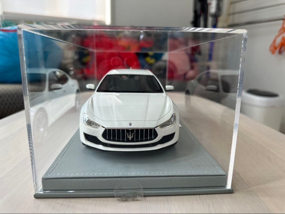 Maserati Ghibli ホワイト 1/43 ミニカー