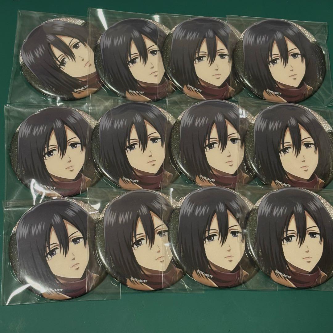 進撃の巨人 カラオケの鉄人 ミカサ・アッカーマン グリッター缶バッジ