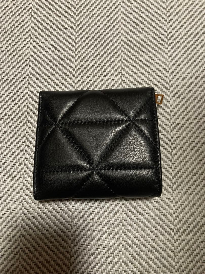 プラダ折りたたみ財布