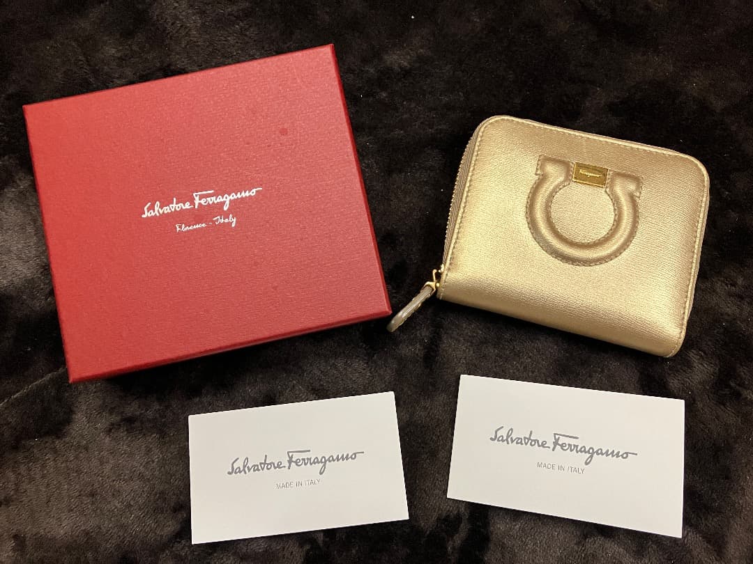 あ*も様 フェラガモ 二つ折り財布 ガンチーニ　ラウンドジップ /ゴールド