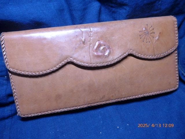 貴重、文化勲章受章の皮革工芸家　大久保婦久子の和服用のバッグ　個展に出品したもの