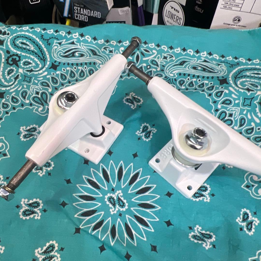 ベンチャーProductions スケートボード トラック ホワイト5.2H