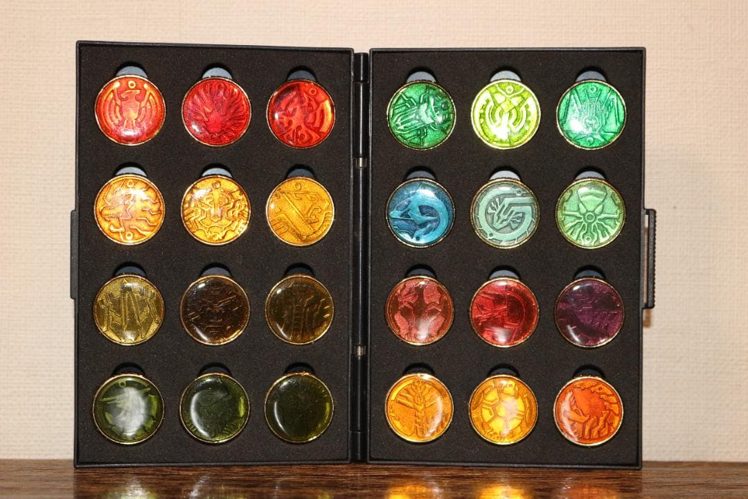 仮面ライダーオーズ　メダルピンバッジ（ケース付き）