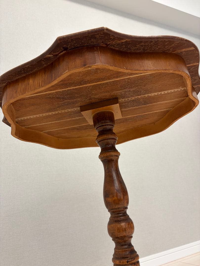 木製八角形テーブル 花のインレイ装飾