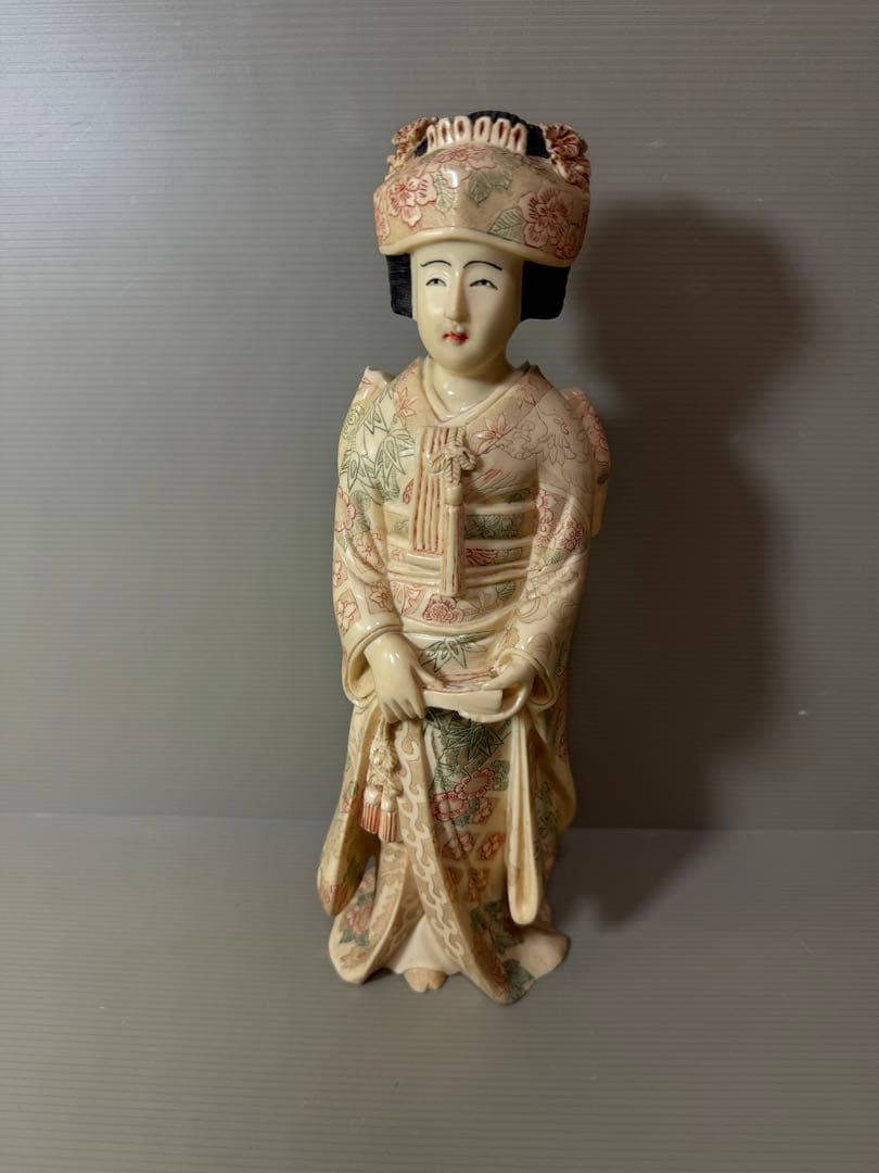 2920 古美術品　細密彫刻女性像　置物　細密細工　骨董