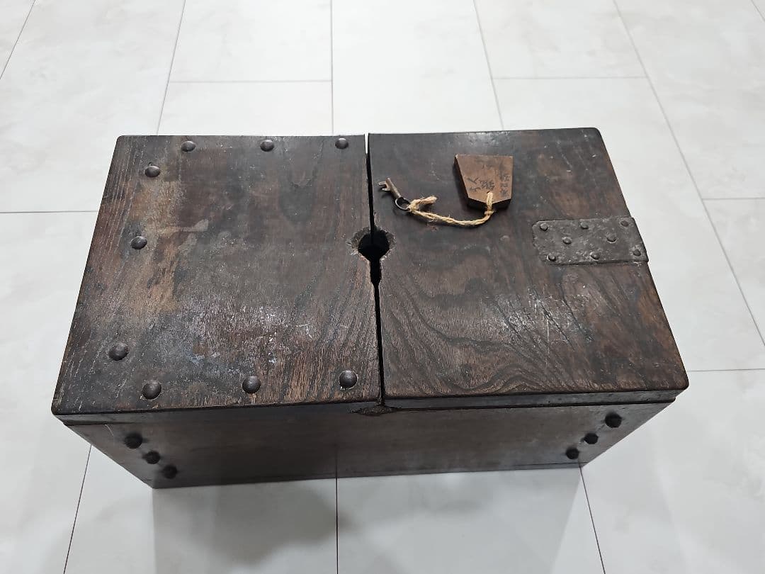 古いアンティークな銭箱