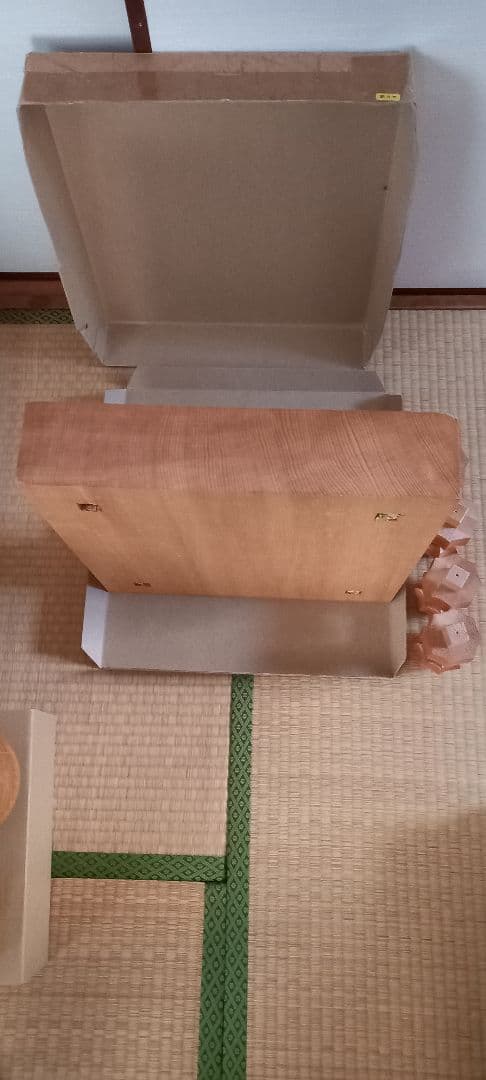 新カヤ3寸碁盤(足付)と栗大碁笥と実用28号碁石(蛤と那智黒)のセットであります