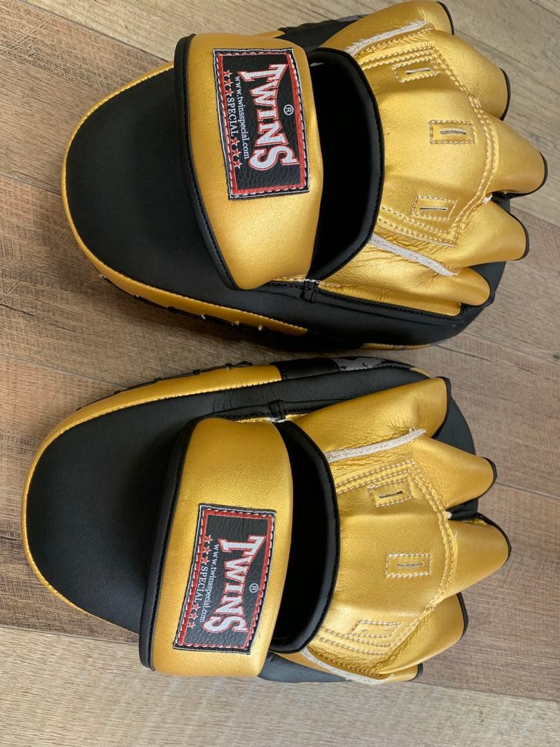 TWINS ペアパンチミット　金　ゴールド 　黒