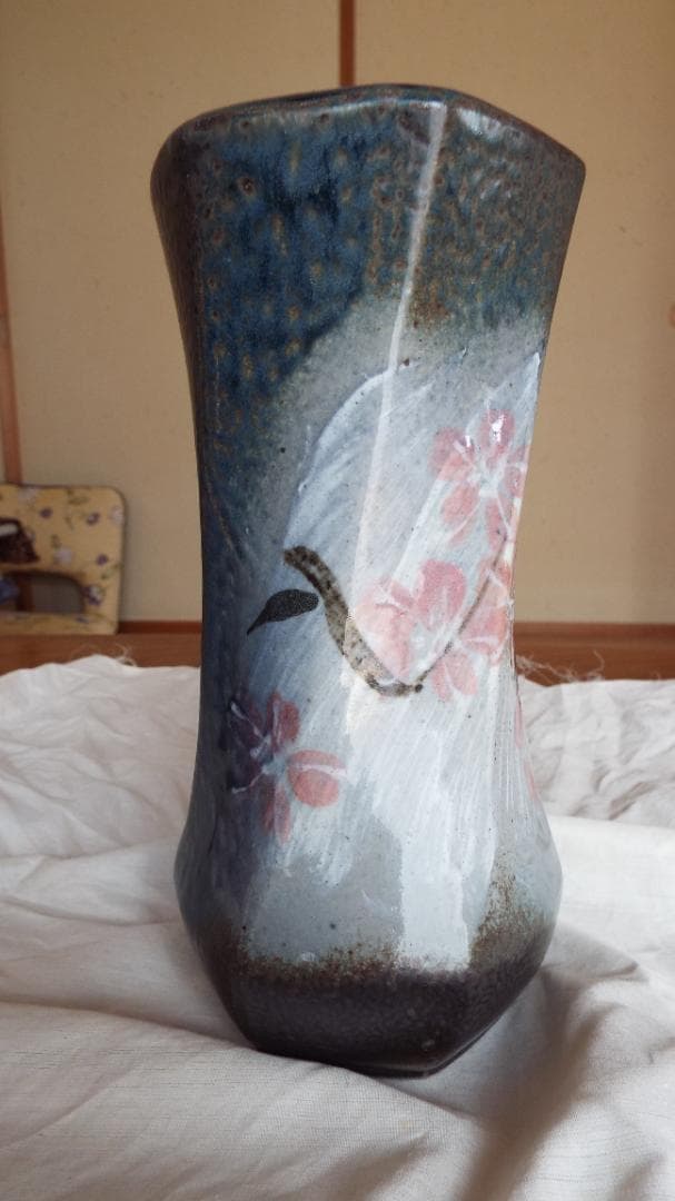 人間国宝浜田庄司の「六角捻花生 」 共箱