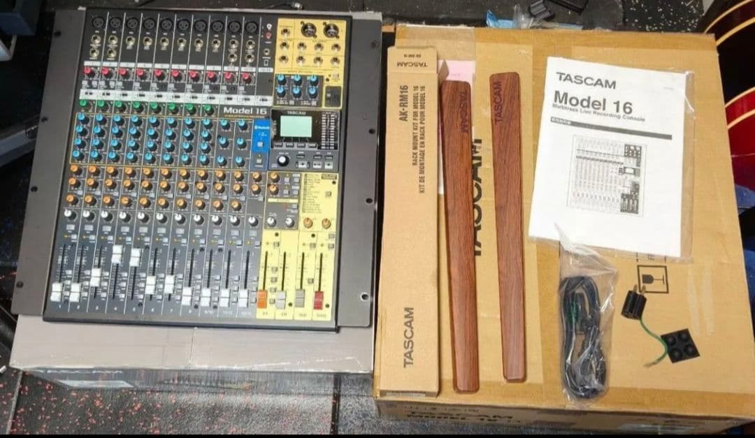 TASCAM MODEL16 ラックマウントセット